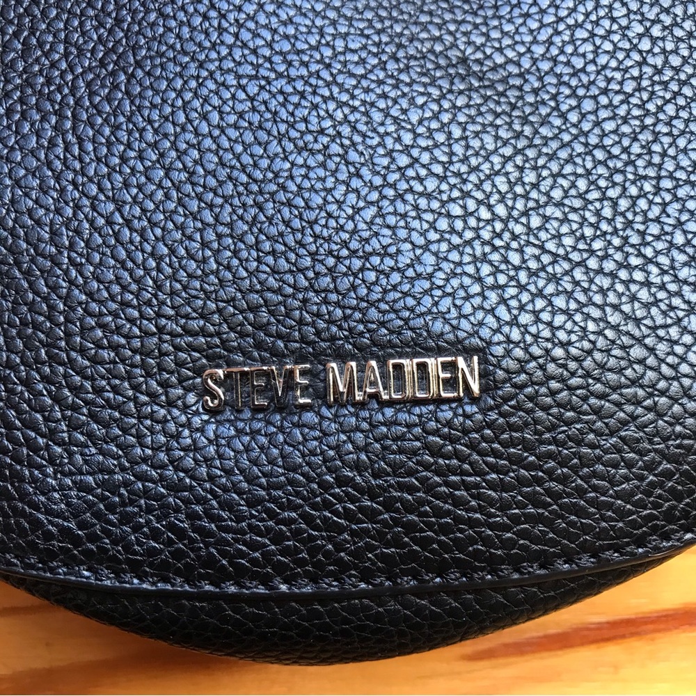 Steve Madden Black Red Round Chain Crossbody Purse, EUC, 9.5” x 8” - Picture 3 of 15